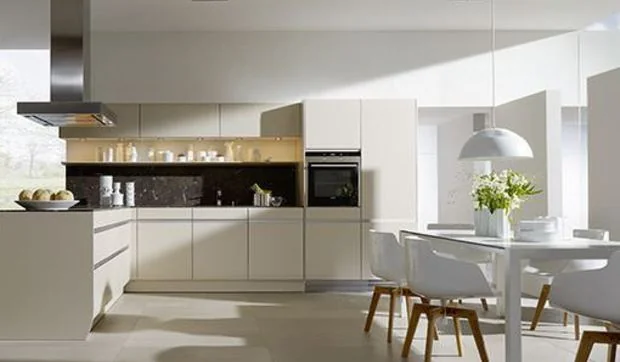 Una cocina blanca y cálida