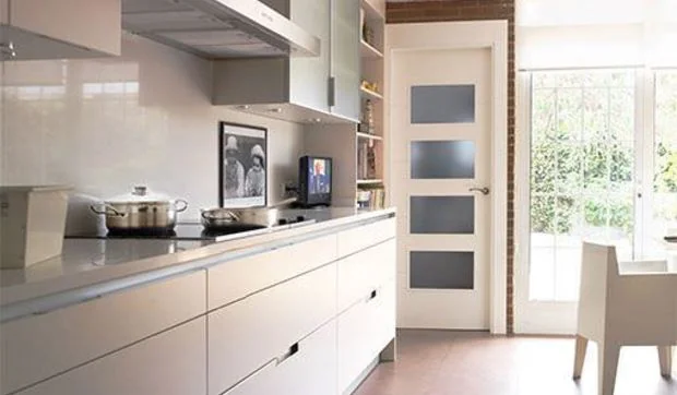Una cocina blanca y moderna