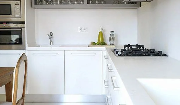 Una cocina blanca y moderna