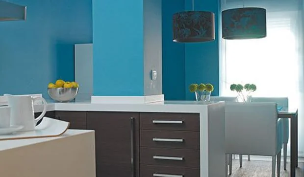 Una cocina con comedor, en turquesa y wengué