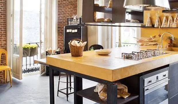 Una cocina con isla en el salón