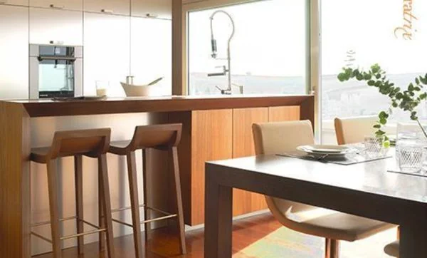 Una cocina con isla integrada en el paisaje