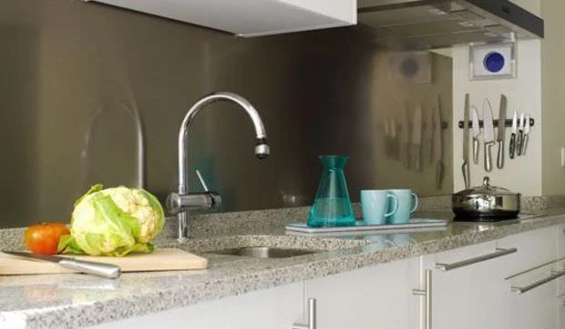 Una cocina con un armario de 10 cm de fondo