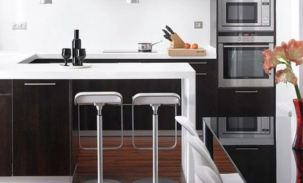 Una cocina de diseño abierta al recibidor