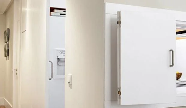 Una cocina con pasaplatos