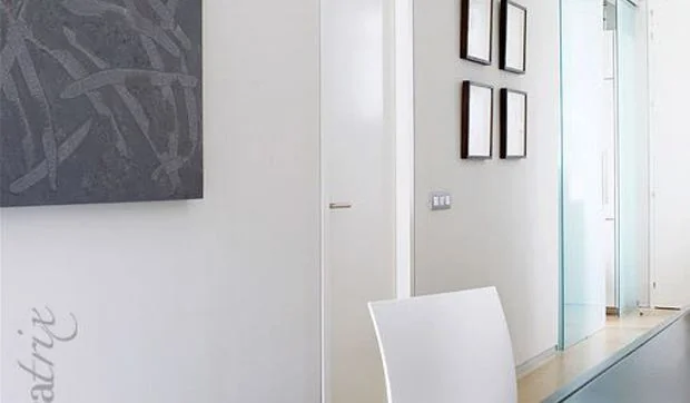 Una cocina con comedor en el pasillo 