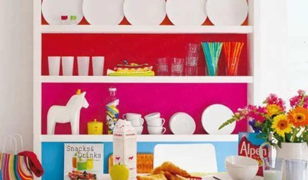 Una estantería multicolor para resaltar la vajilla