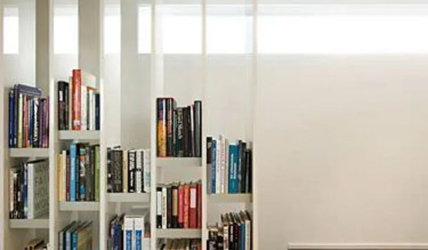 Una estantería para separar ambientes