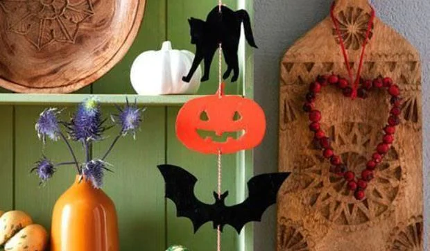 Guirnalda con figuritas de madera para decorar Halloween