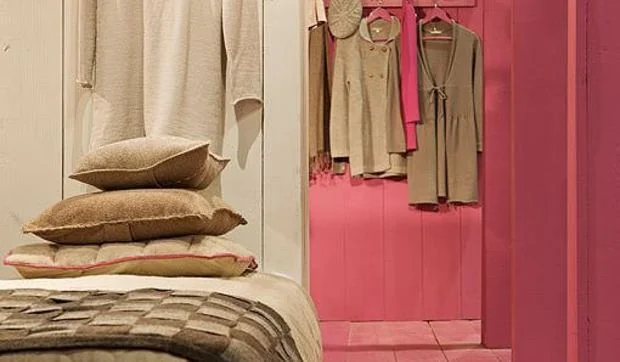 Una habitación con tres camas