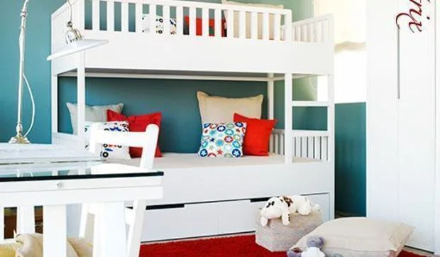 Una habitacion infantil con literas laqueadas