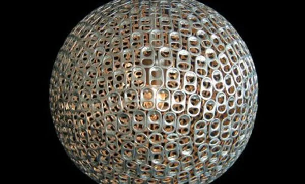 Una lámpara hecha con anillas de latas recicladas