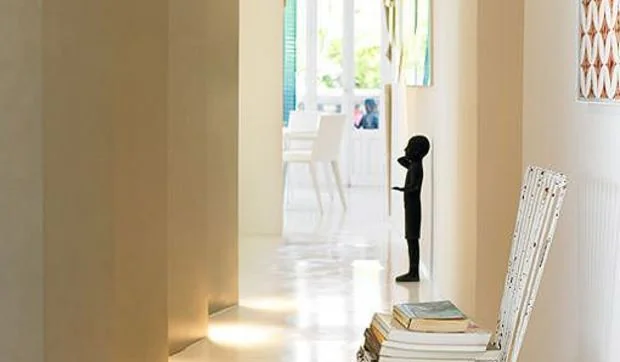 Una librería en el pasillo