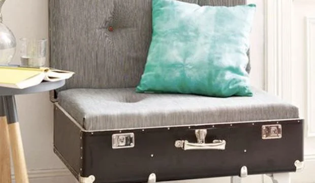 Una maleta vieja convertida en butaca