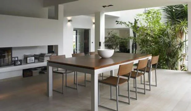 Una mesa de billar en el comedor