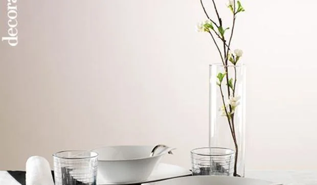 Una mesa en blanco y negro, con descuento especial