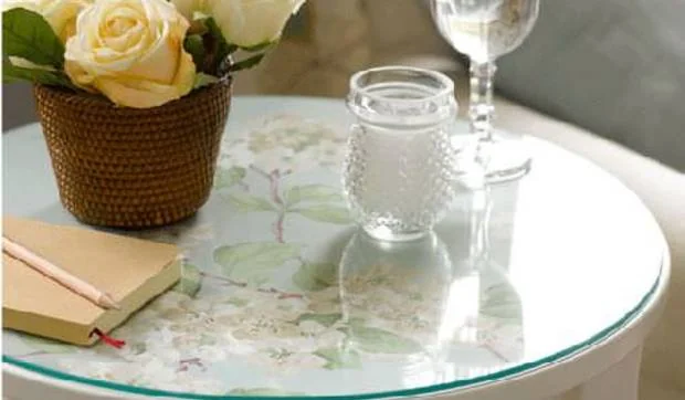 Una mesita renovada con papel pintado y sobre de cristal