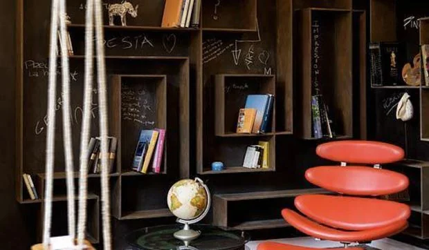 Una oficina con columpio