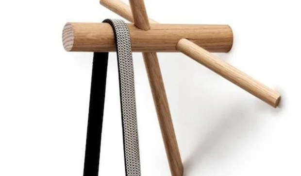 Una percha de pared con tres palillos