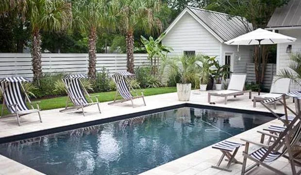 Una piscina con pabellón de verano para disfrutar en familia