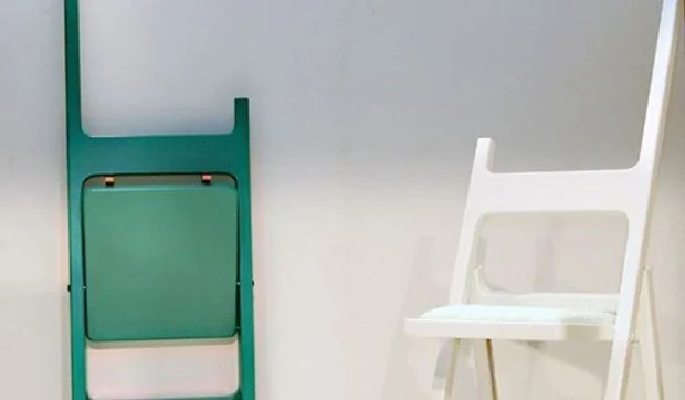 Una silla plegable con lámpara integrada