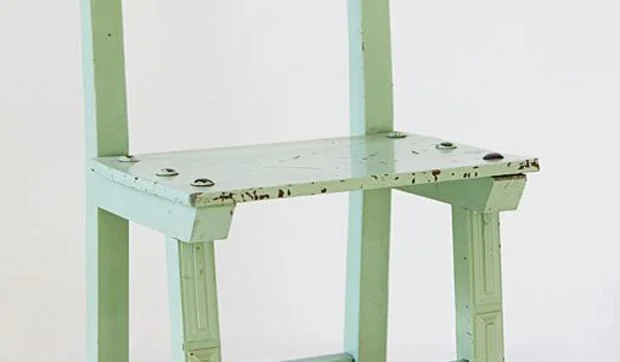 Una silla restaurada y forrada con papel de revistas