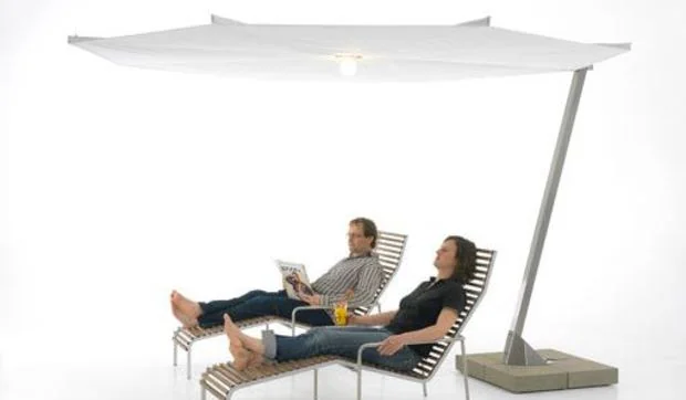 Una sombrilla con apertura de abanico