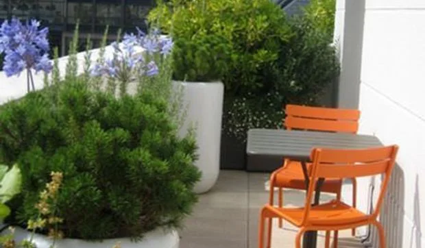 Una pequeña terraza urbana con muchas ideas