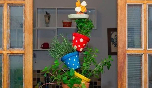Una torre de macetas para cultivar hierbas aromáticas