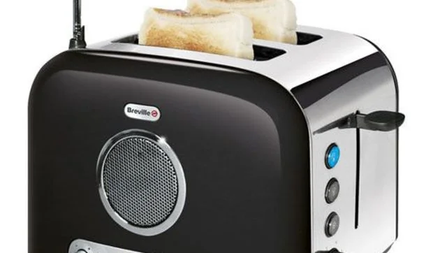 Una tostadora con radio incorporada