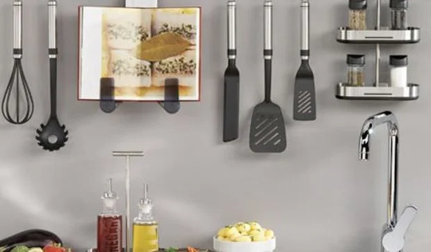 Utensilios de cocina colgados en la pared