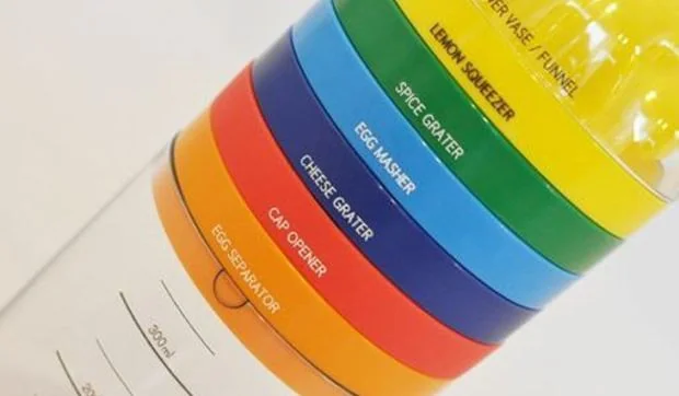 Utensilios de cocina en una botella