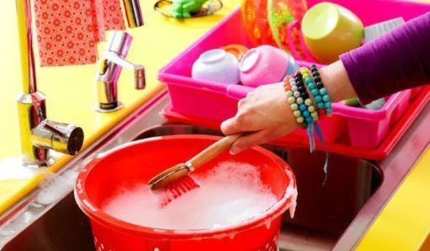 Utensilios de limpieza divertidos y alegres