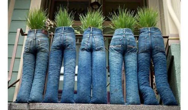 Vaqueros bien plantados en el balcón