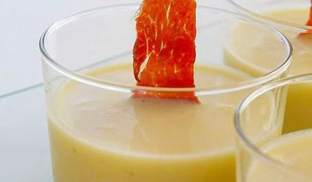 Vichyssoise de manzana con crujiente de ibérico