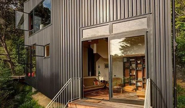 Vivienda unifamiliar moderna de dos plantas en medio del bosque