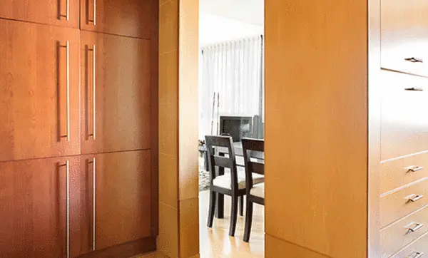 Zona de lavado oculta en el armario