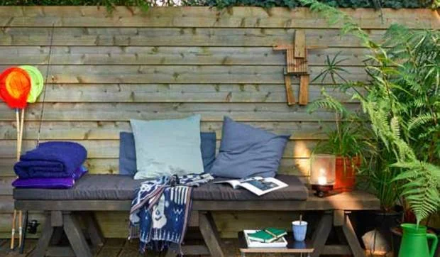 Zonas de estar de verano con muebles recuperados DIY